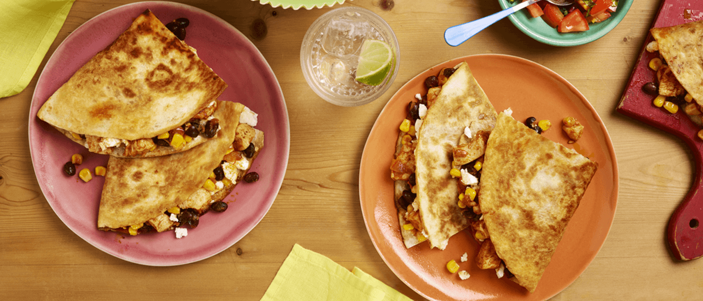 Quesadillas de maíz y frijoles servidas en platos
